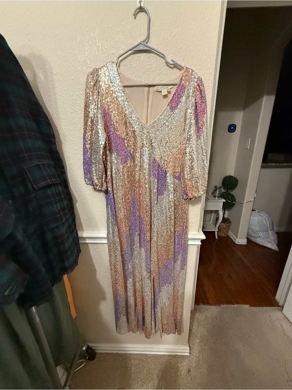 Sequin V-Neck Midi Dress in Iridescent Midi Dress. Size Large Saltwater luxe - Picture 4 of 15